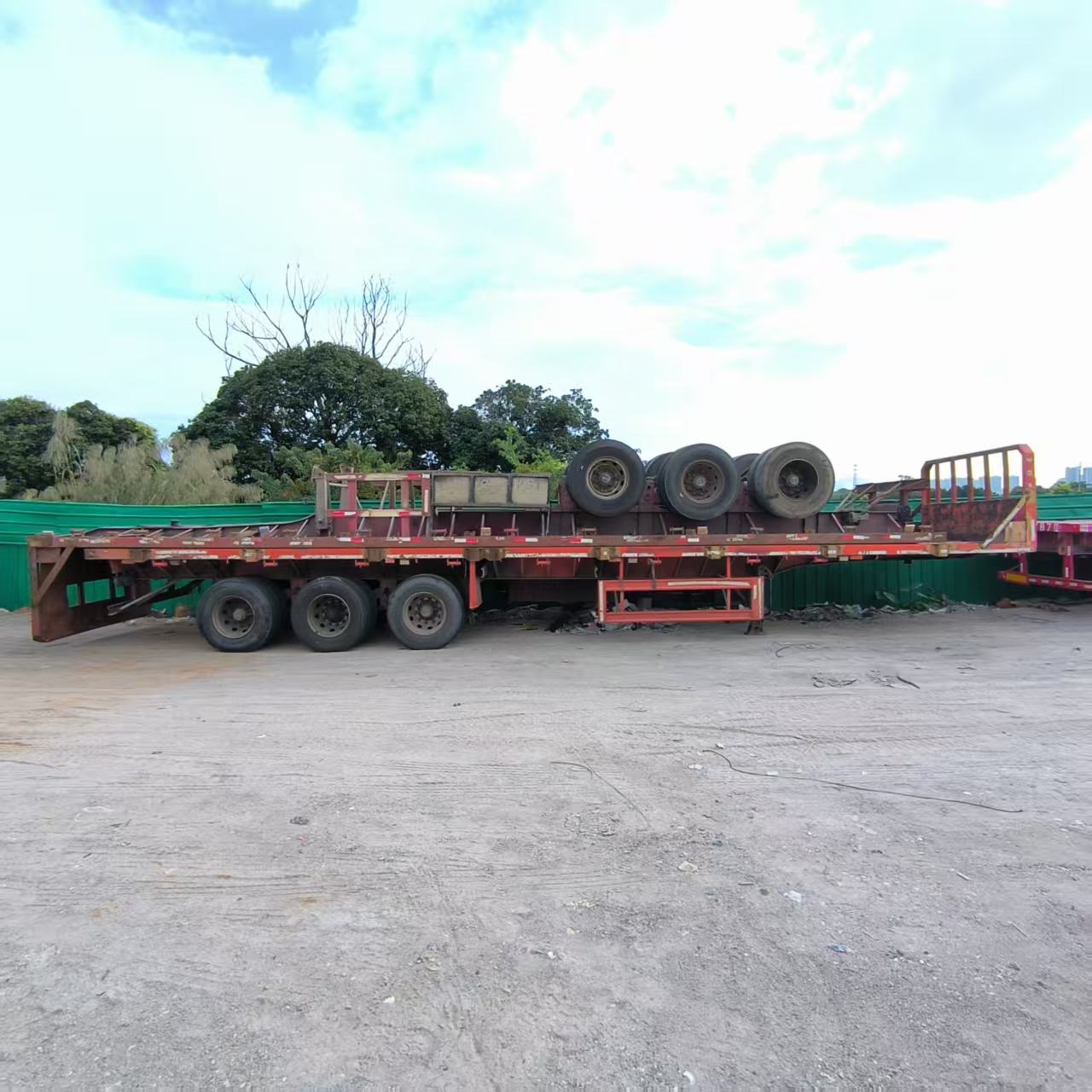 Steel Flatbed Semi Trailer Three Axle Sixty Ton Cargo Transport Trailer Platform Truck Semi Trailer