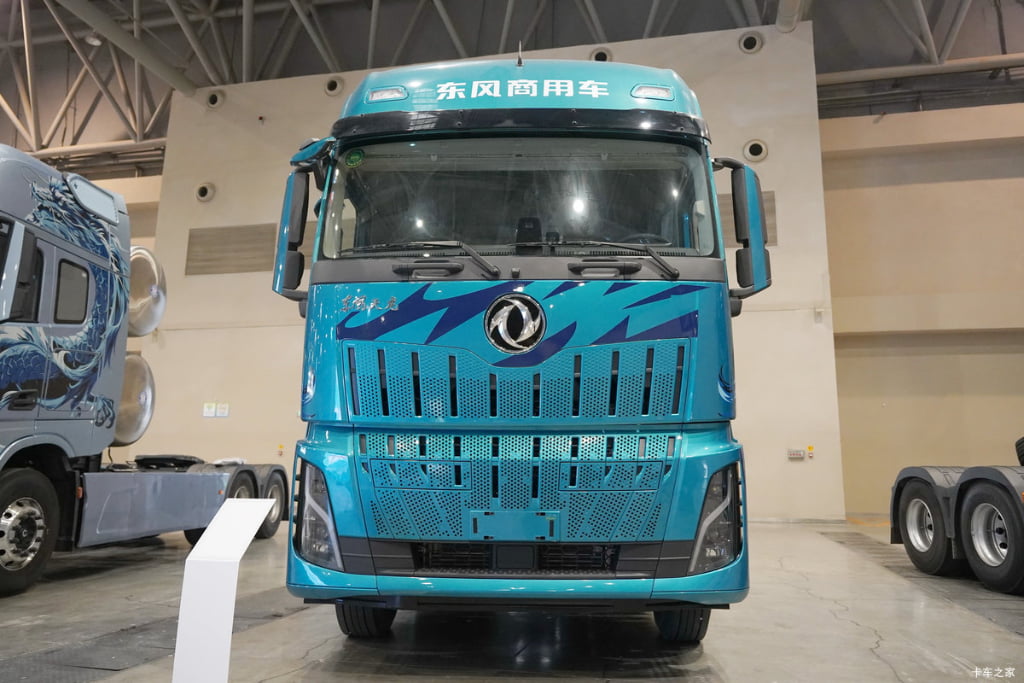 Dongfeng Tianlong Chenglong H5 6×4 Tractor Truck 480HP  Euro6 Weichai Engine 40Ton Heavy Duty Prime Mover Head For Container Transport
