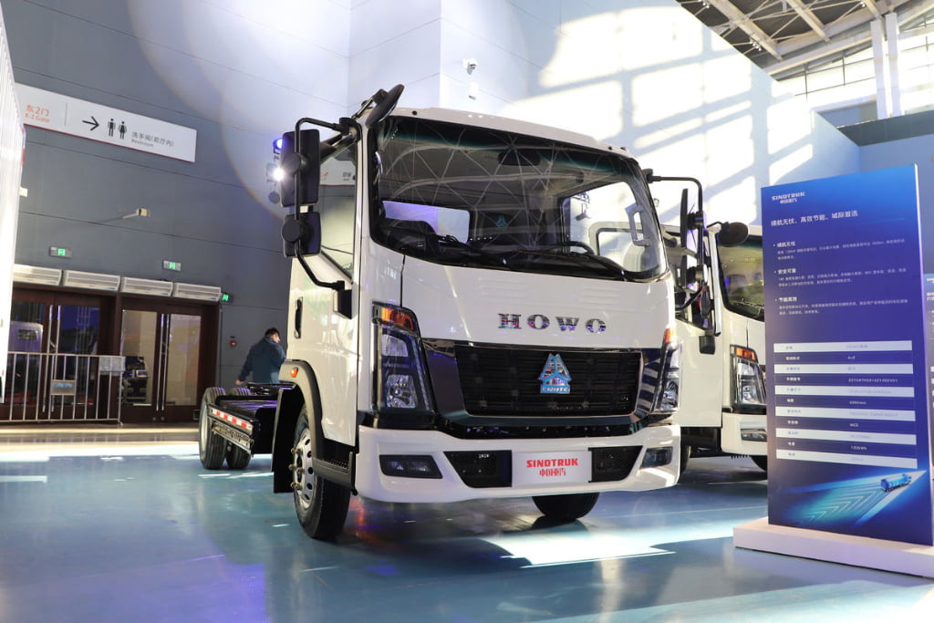 Sinotruk Howo Tongshuai Euro5 High Speed Fuel Efficient Light Van Truck Highway Long Haul Stable Driving Cargo Vehicle