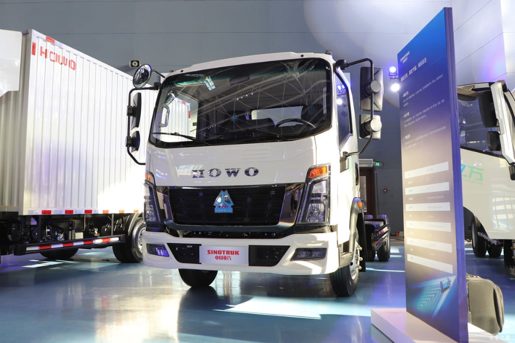 Sinotruk Howo Tongshuai Large Volume Stake Body Light Truck Euro5 Bulk Grain Industrial Goods 4×2 Transportation Truck