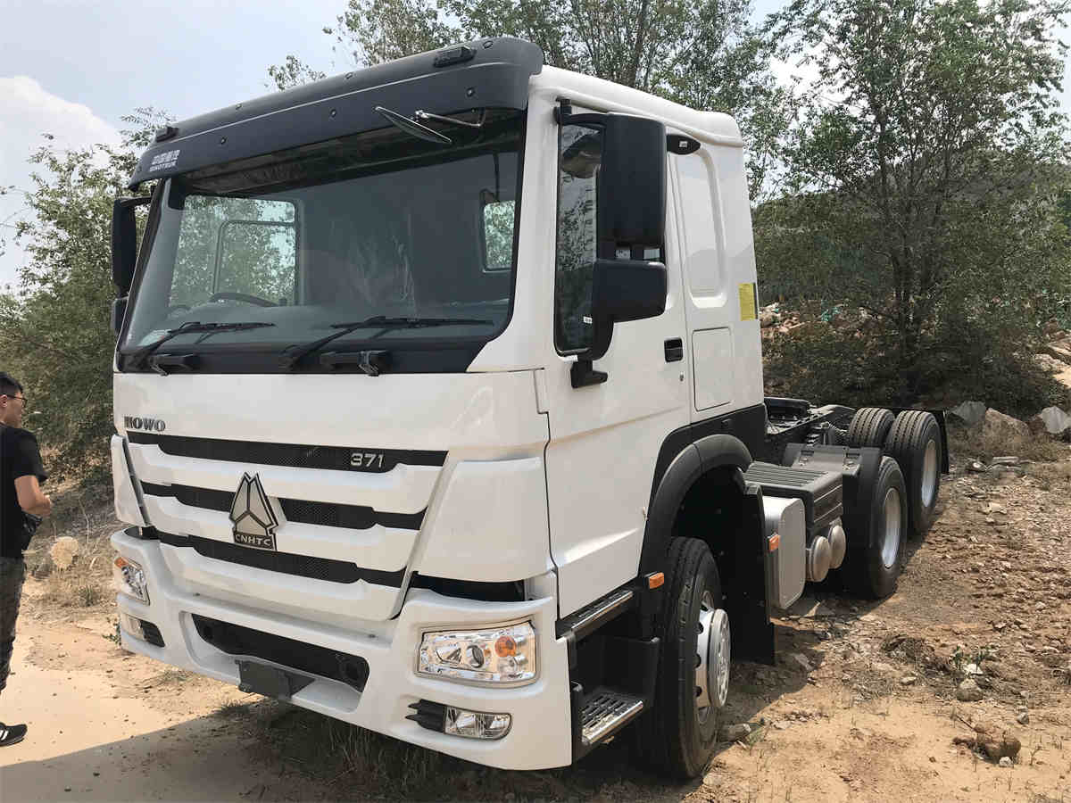 Used Sinotruk HOWO 371hp tractor head, heavy duty prime mover truck for container transportation