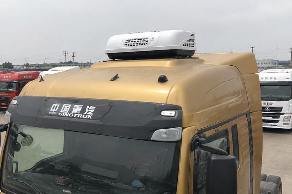 SHACMAN X3000 and HOWO T7H sleeper cab interior for hot climate use SHACMAN X3000 vs HOWO T7H sleeper cab interior comparison