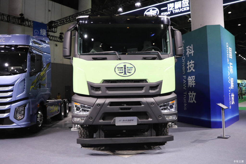 For FAW Jiefang J7 8×4 Heavy Duty Dump Truck 640HP 13.2L Diesel Engine 8.5m Cargo Box Tipper Truck for Mining Construction Site